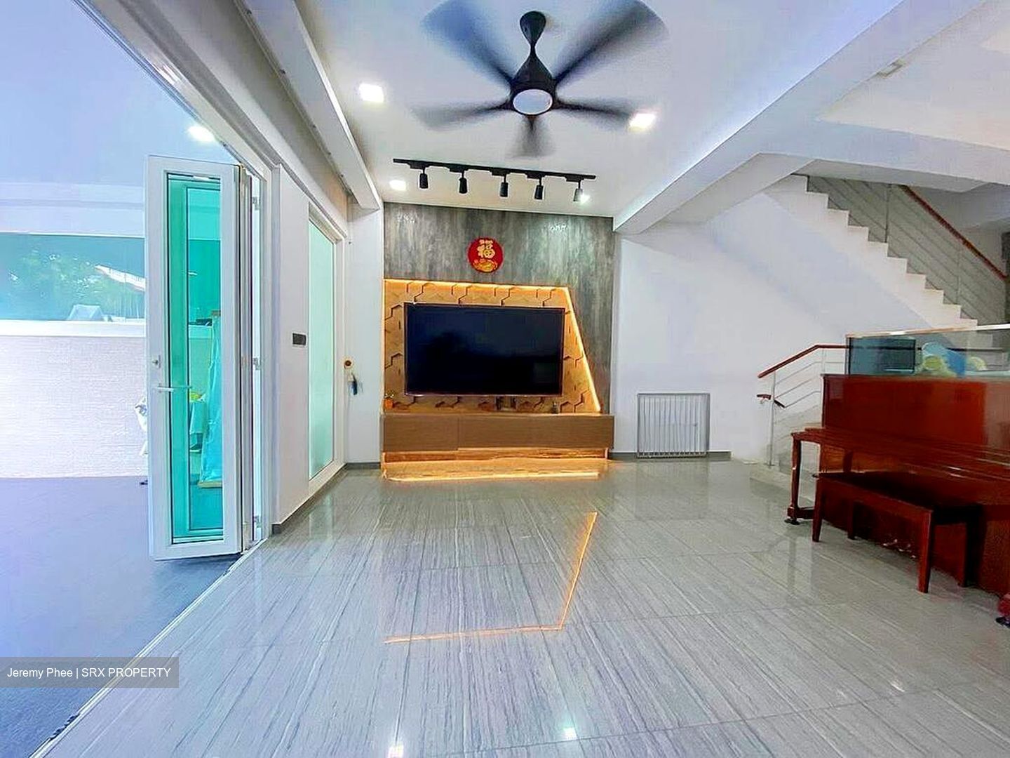 Flora Road (D17), Terrace #465344411